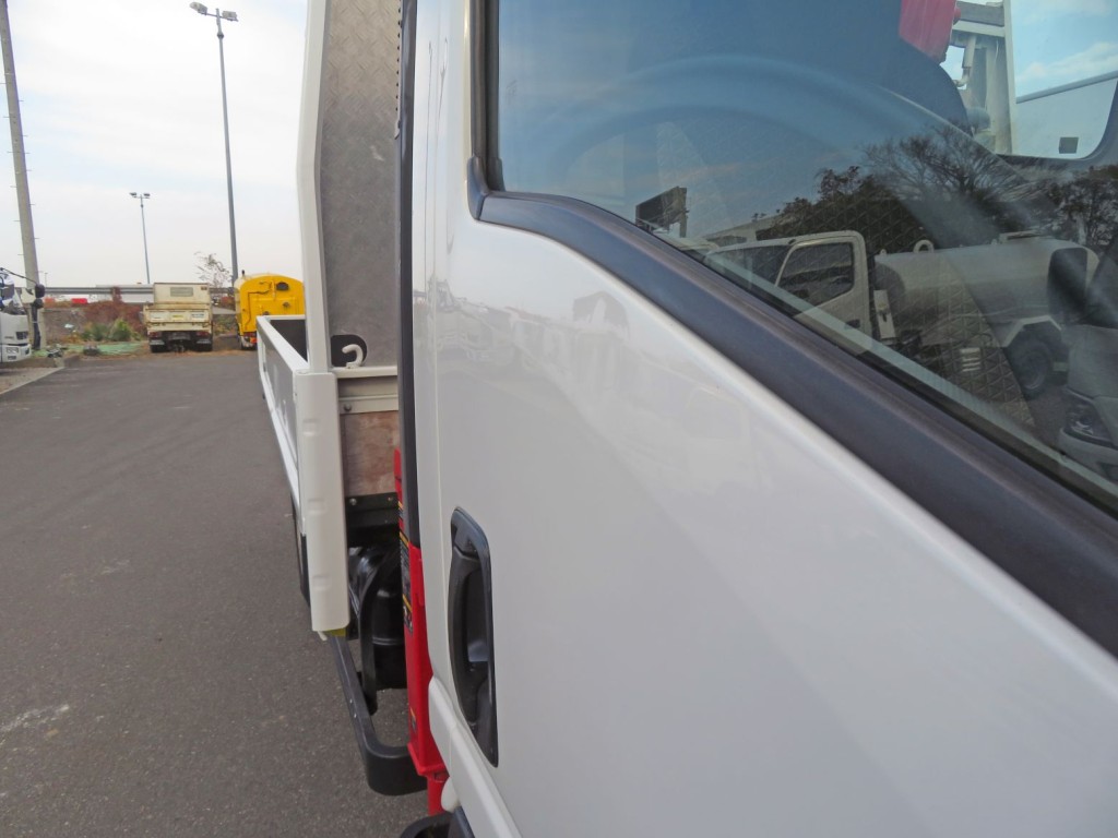 運転席側ドアに軽いヘコミがあります。|いすゞ エルフ TPG-NPR85N(2WD)の写真27