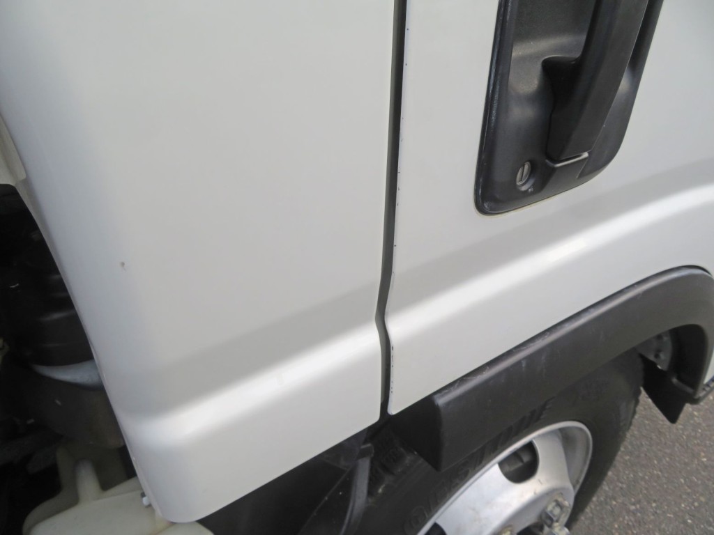 運転席側ドア後方に細かいキズがあります。|いすゞ エルフ TPG-NPR85N(2WD)の写真28