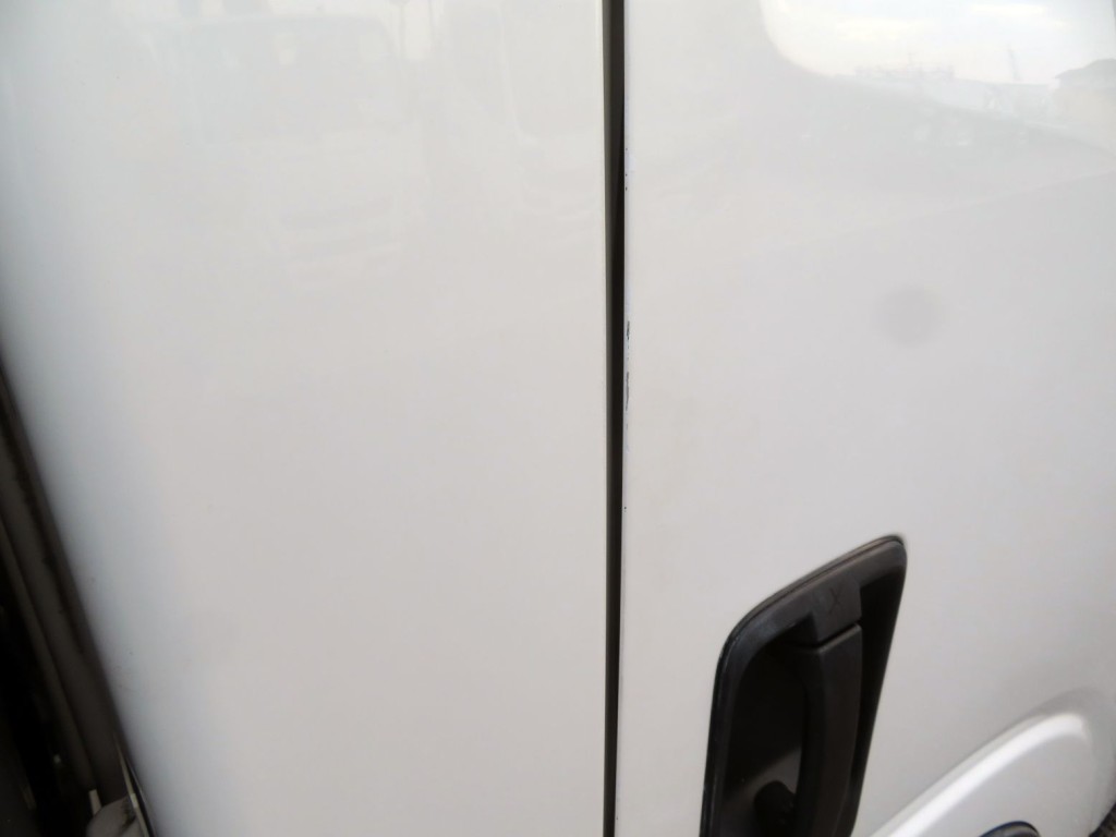 運転席側ドアに小さいキズがあります。|いすゞ エルフ TPG-NPR85N(2WD)の写真29