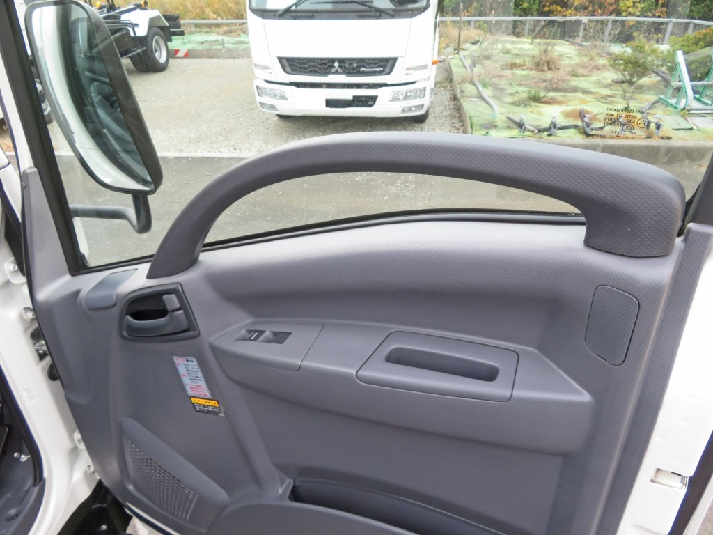 ドア内側上部に色あせがあります。|いすゞ エルフ TPG-NPR85N(2WD)の写真31