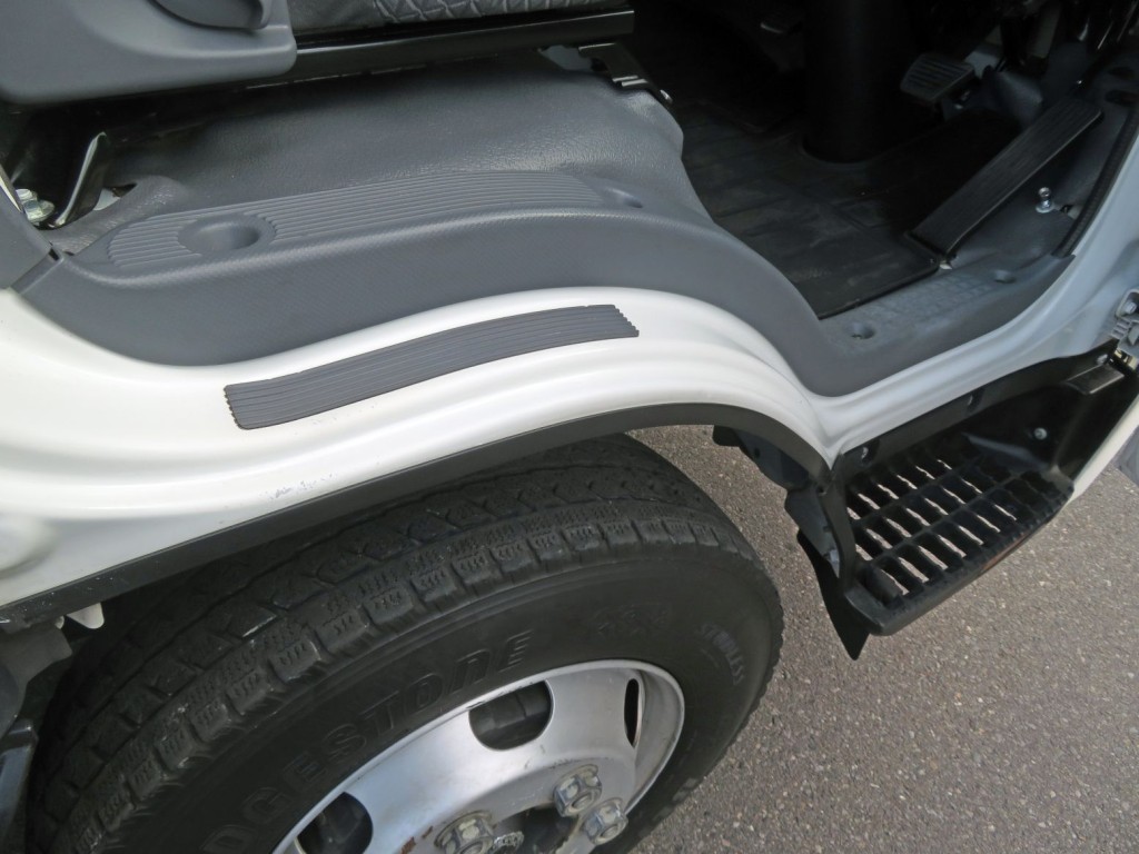 運転席側乗り口に細かいキズがあります。|いすゞ エルフ TPG-NPR85N(2WD)の写真32