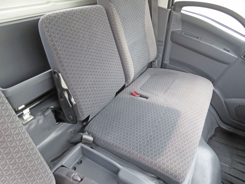 中央の座面に日焼け跡があります。(中央座面の倒れていた箇所以外に日焼け跡があります)|いすゞ エルフ TPG-NPR85N(2WD)の写真35