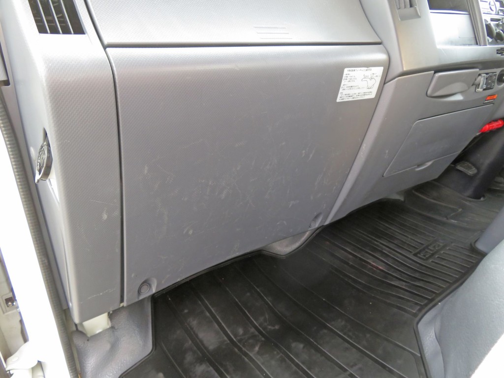助手席側内張りに細かいキズがあります。|いすゞ エルフ TPG-NPR85N(2WD)の写真36