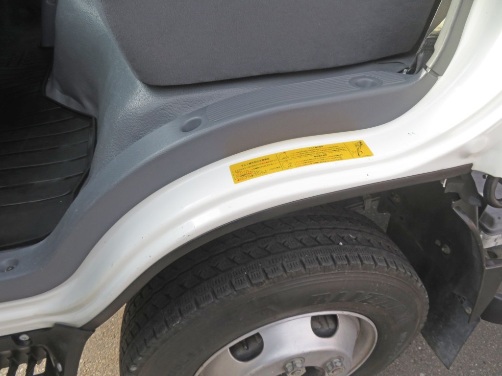 助手席側乗り口に細かいキズがあります。|いすゞ エルフ TPG-NPR85N(2WD)の写真37