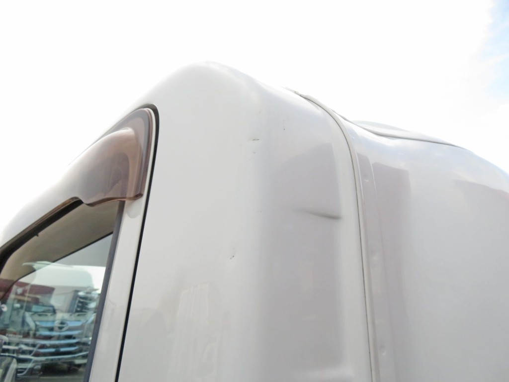 助手席側キャブ後方上部に小さいヘコミキズがあります。|いすゞ エルフ TPG-NPR85N(2WD)の写真40