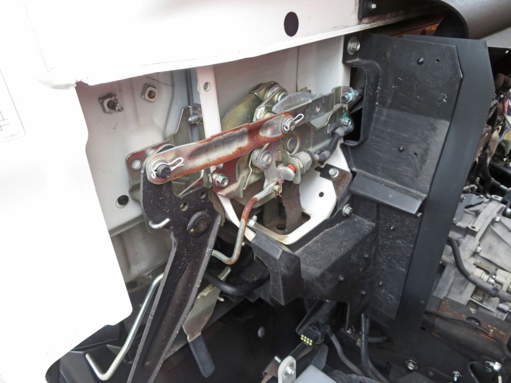 キャブロックにサビがあります。|いすゞ エルフ TPG-NPR85N(2WD)の写真43