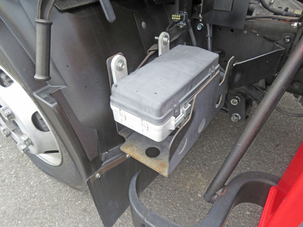 ヒューズボックスな台座に軽いサビがあります。|いすゞ エルフ TPG-NPR85N(2WD)の写真44