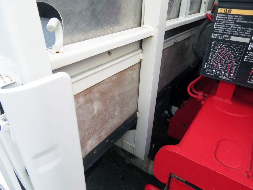 荷台前方の骨に少しサビがあります。|いすゞ エルフ TPG-NPR85N(2WD)の写真46