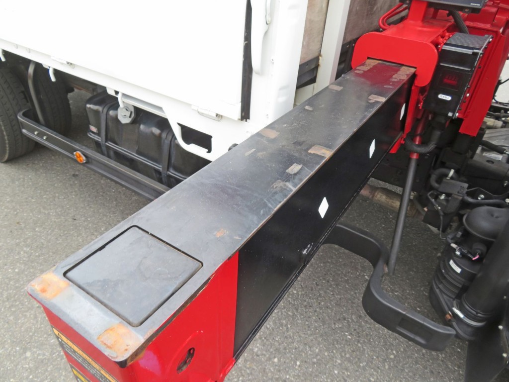 アウトリガー上部に少しサビがあります。|いすゞ エルフ TPG-NPR85N(2WD)の写真47
