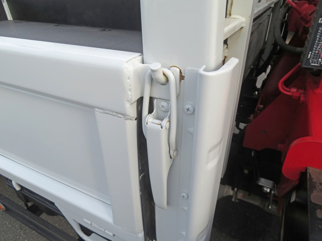 あおりロック周りに少しサビがあります。|いすゞ エルフ TPG-NPR85N(2WD)の写真48