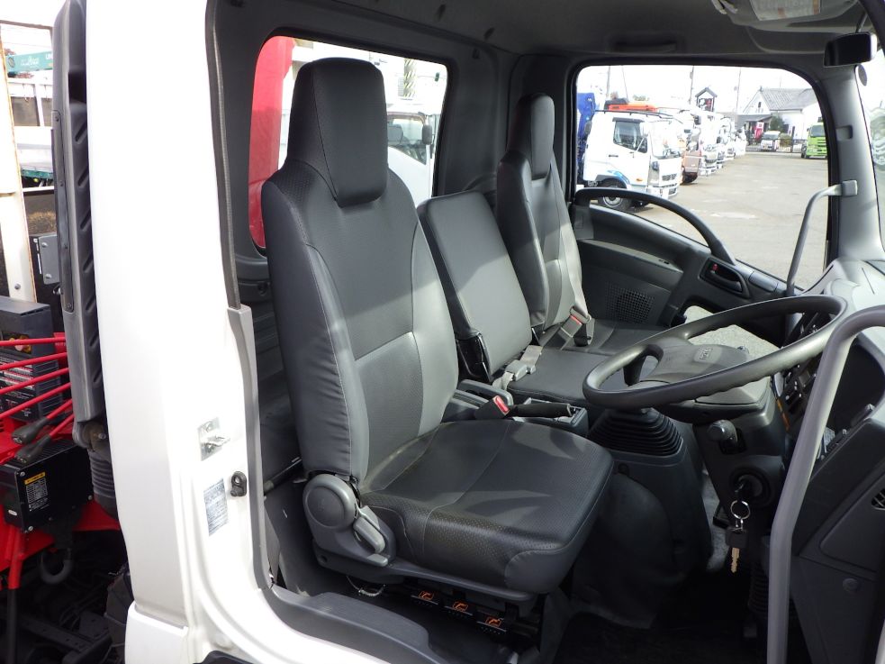 乗車定員は3名です。|いすゞ フォワード 2PG-FRR90S1(2WD)の写真6