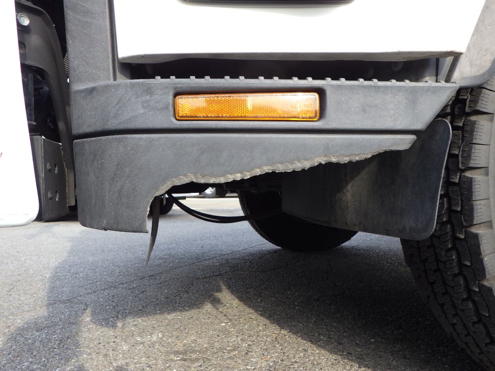 助手席側ステップカバーに割れがあります。|いすゞ フォワード 2PG-FRR90S1(2WD)の写真26