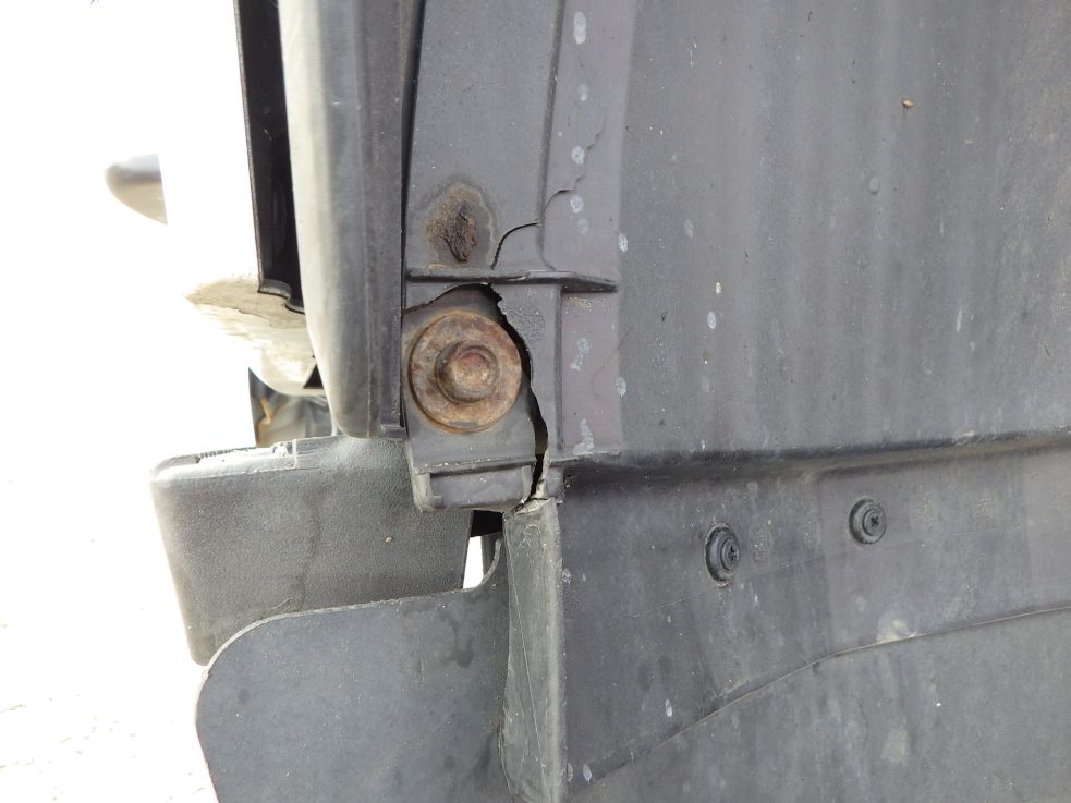 助手席側泥除けに割れがあります。|いすゞ フォワード 2PG-FRR90S1(2WD)の写真30