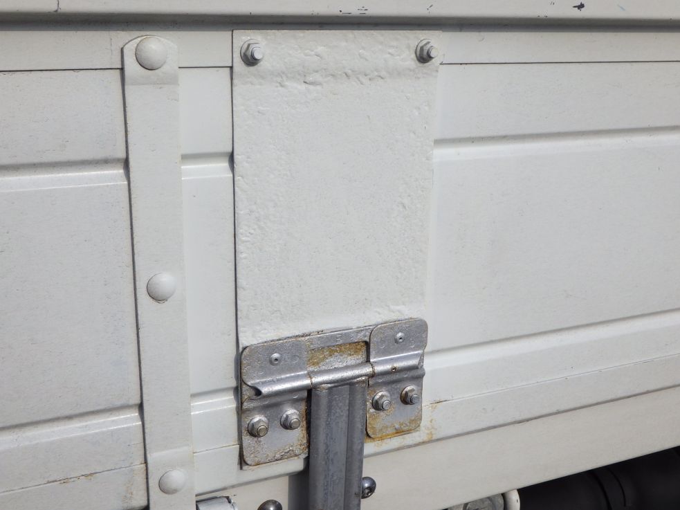 左右のアオリに塗装跡があります。|いすゞ フォワード 2PG-FRR90S1(2WD)の写真33