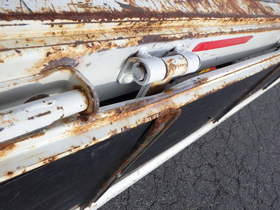 リヤアオリにキズ・サビ・ヘコミがあります。|いすゞ フォワード 2PG-FRR90S1(2WD)の写真40