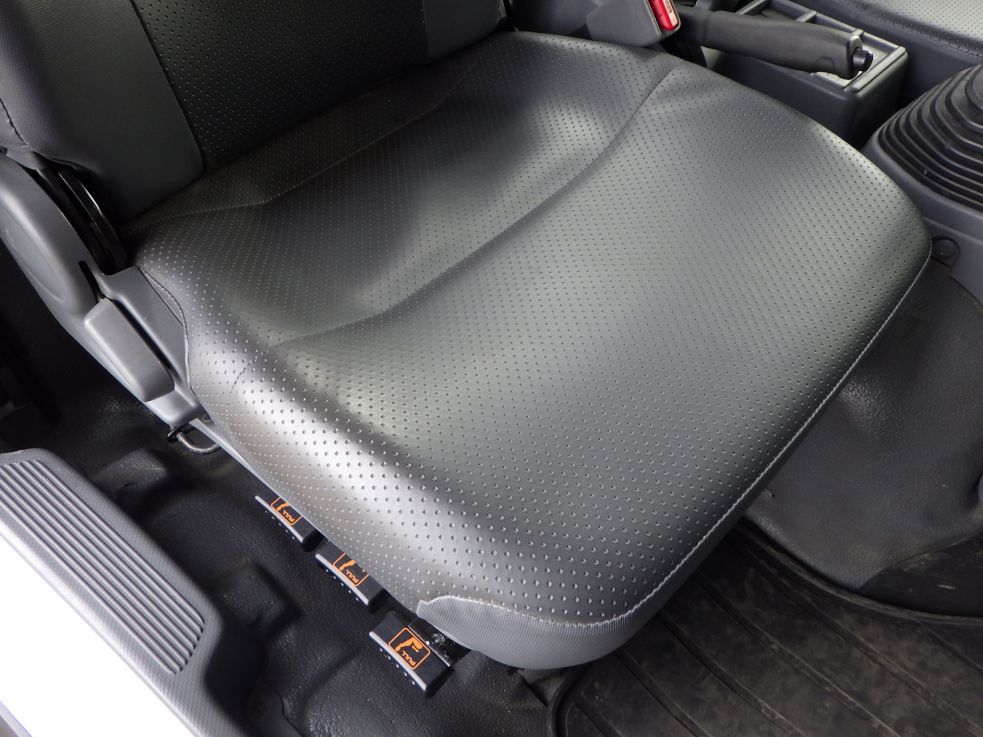 運転席座面にヘタリがあります。|いすゞ フォワード 2PG-FRR90S1(2WD)の写真42