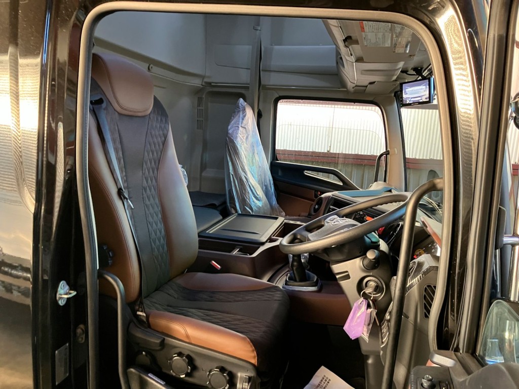 乗車定員は2名です。|日野 プロフィア 2DG-FS1AHEの写真5