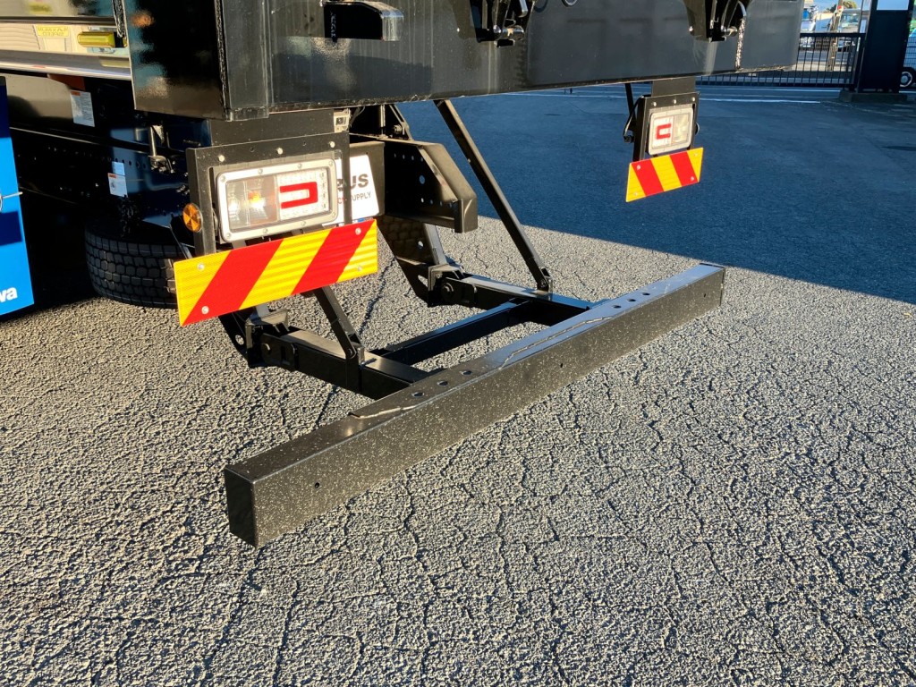 リヤバンパーは可動式です。|日野 プロフィア 2DG-FS1AHEの写真17