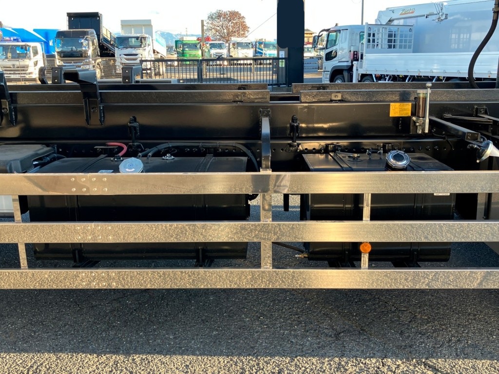 燃料タンクは300L＋200L鉄製です。|日野 プロフィア 2DG-FS1AHEの写真26