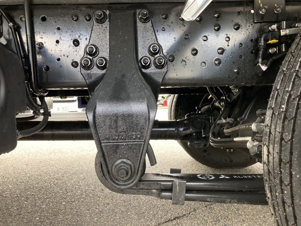 シャーシとスプリングの状態です。|三菱 ファイター 2KG-FK65F(2WD)の写真5