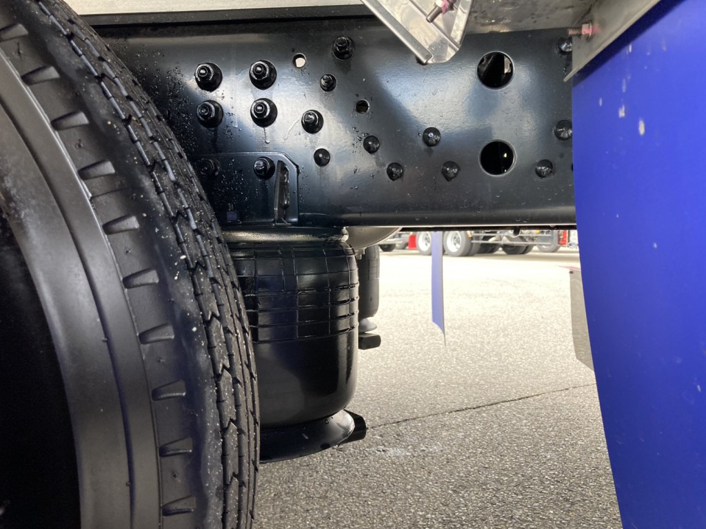 シャーシとエアサスの状態です。|三菱 ファイター 2KG-FK65F(2WD)の写真6