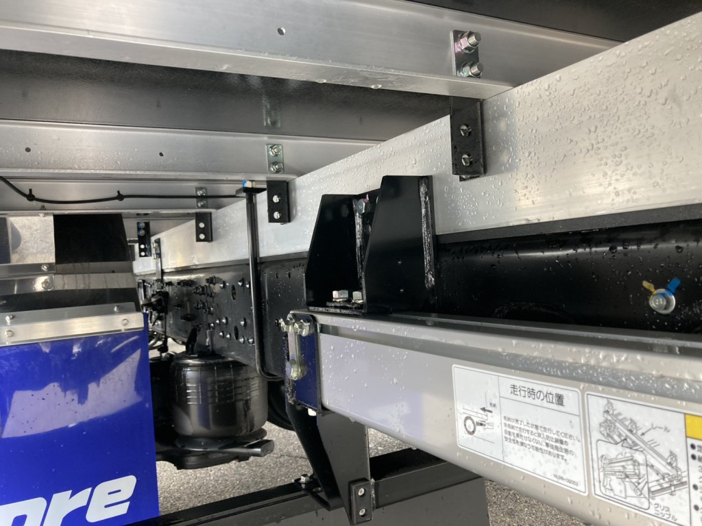 シャーシとネタとエアサスの状態です。|三菱 ファイター 2KG-FK65F(2WD)の写真7