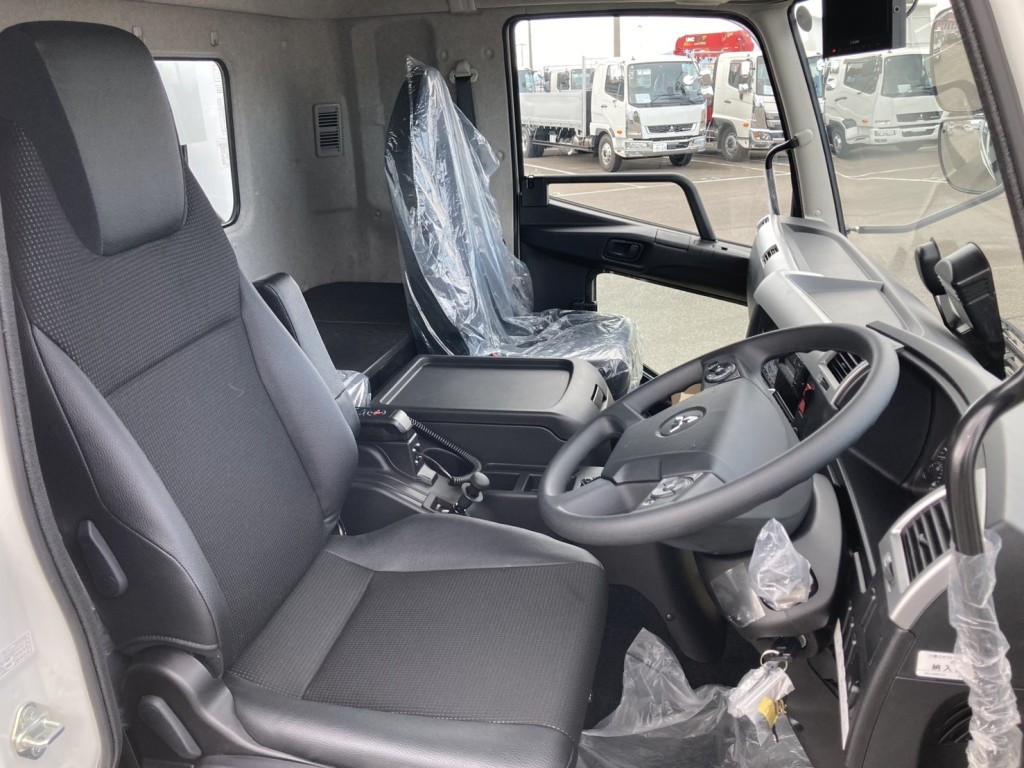 車内です。|三菱 ファイター 2KG-FK65F(2WD)の写真11
