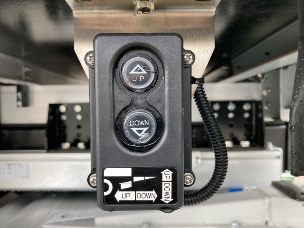 ゲートの操作ボタンです。|三菱 ファイター 2KG-FK65F(2WD)の写真34