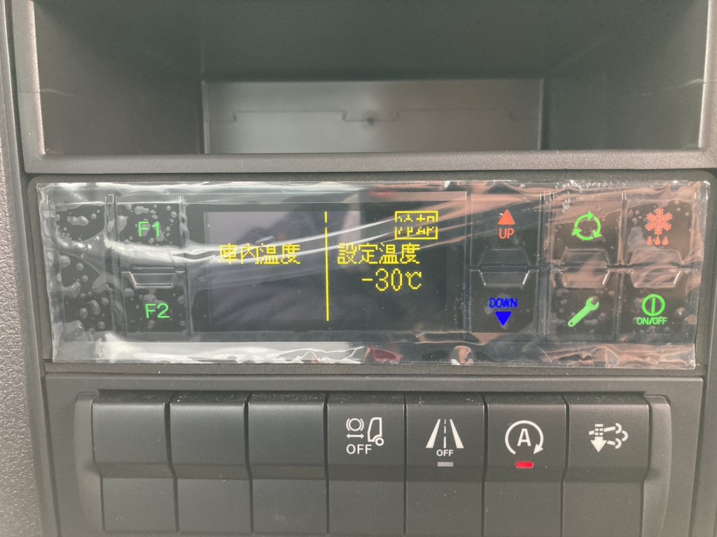 冷凍機のコントロールパネルです。|三菱 ファイター 2KG-FK65F(2WD)の写真44