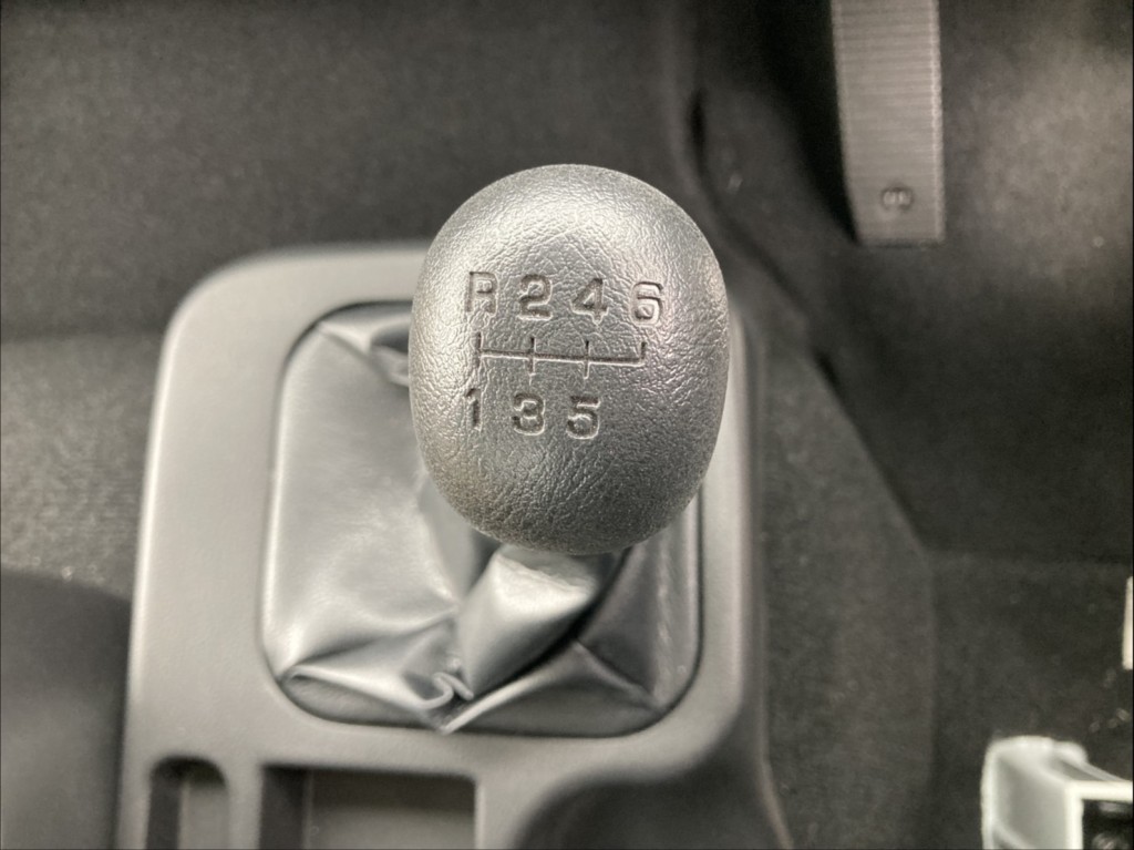 6速です。|三菱 ファイター 2KG-FK65F(2WD)の写真45