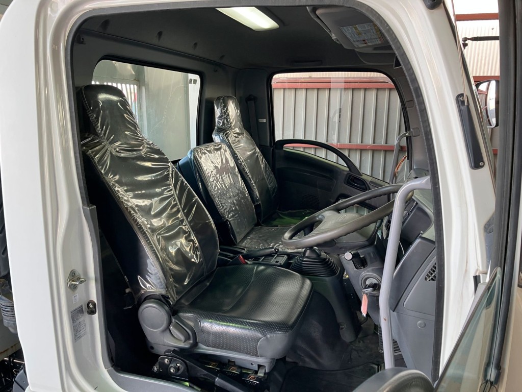 乗車定員は3名です。|いすゞ フォワード TKG-FRR90S1(2WD)の写真5