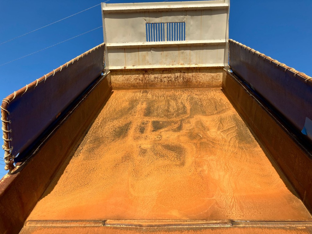 床面に凹みがあります。|いすゞ フォワード TKG-FRR90S1(2WD)の写真8