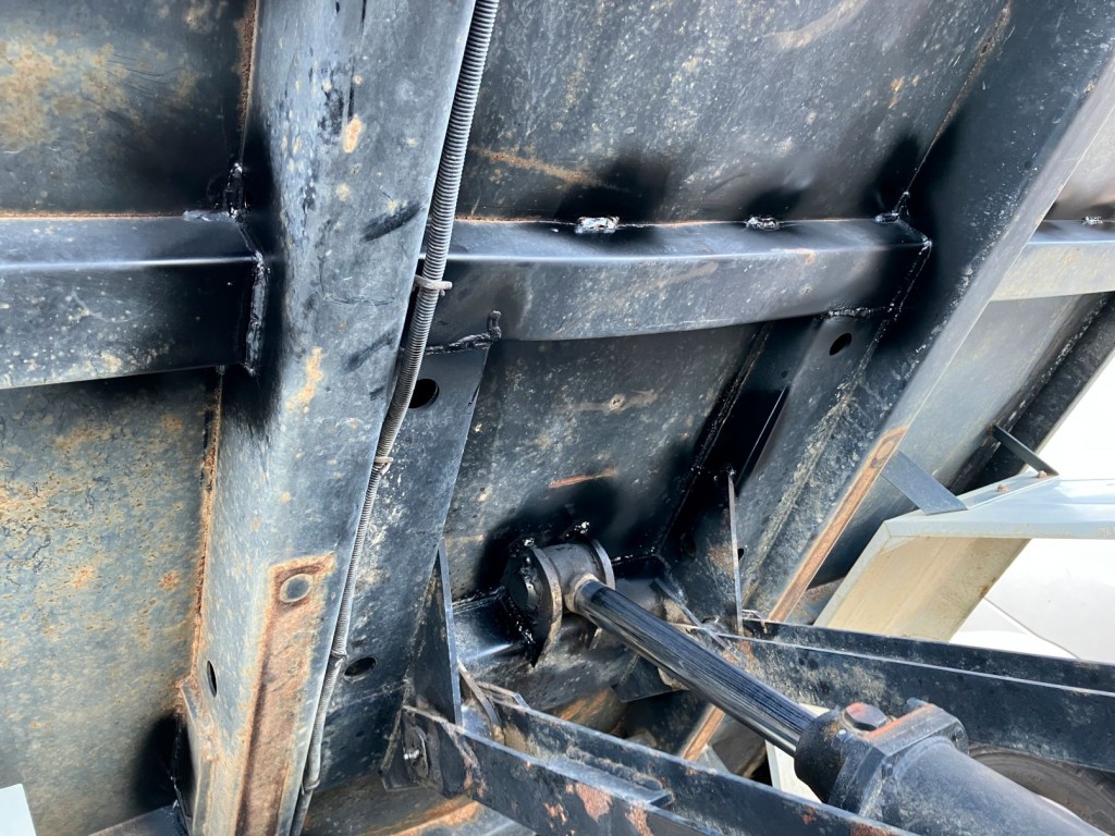 ボデー裏側に補修跡があります。|いすゞ フォワード TKG-FRR90S1(2WD)の写真14