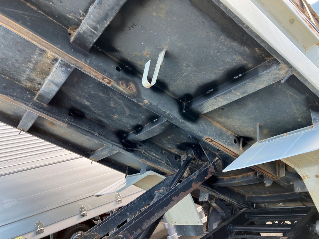 ボデー裏側に補修跡があります。|いすゞ フォワード TKG-FRR90S1(2WD)の写真15