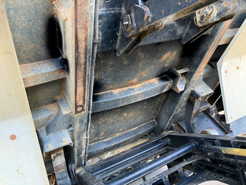 床面凹みの為ボデー裏横ネタに曲がりがあります。|いすゞ フォワード TKG-FRR90S1(2WD)の写真16