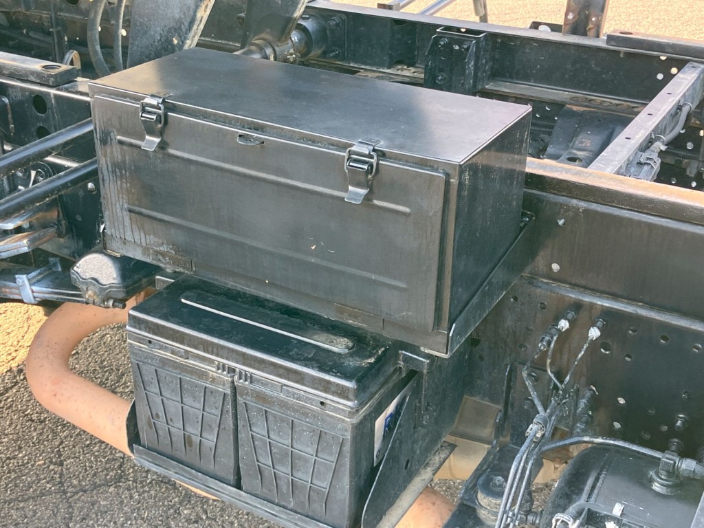 工具箱は鉄製です。|いすゞ フォワード TKG-FRR90S1(2WD)の写真18