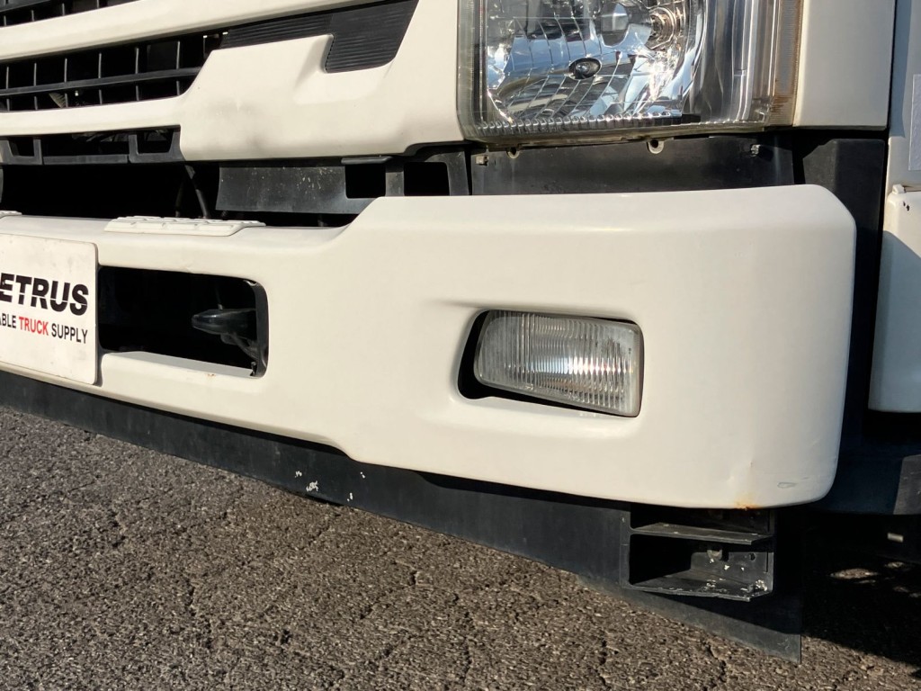 フロントバンパーは板金跡があります。コーナーにキズがあります|いすゞ フォワード TKG-FRR90S1(2WD)の写真31