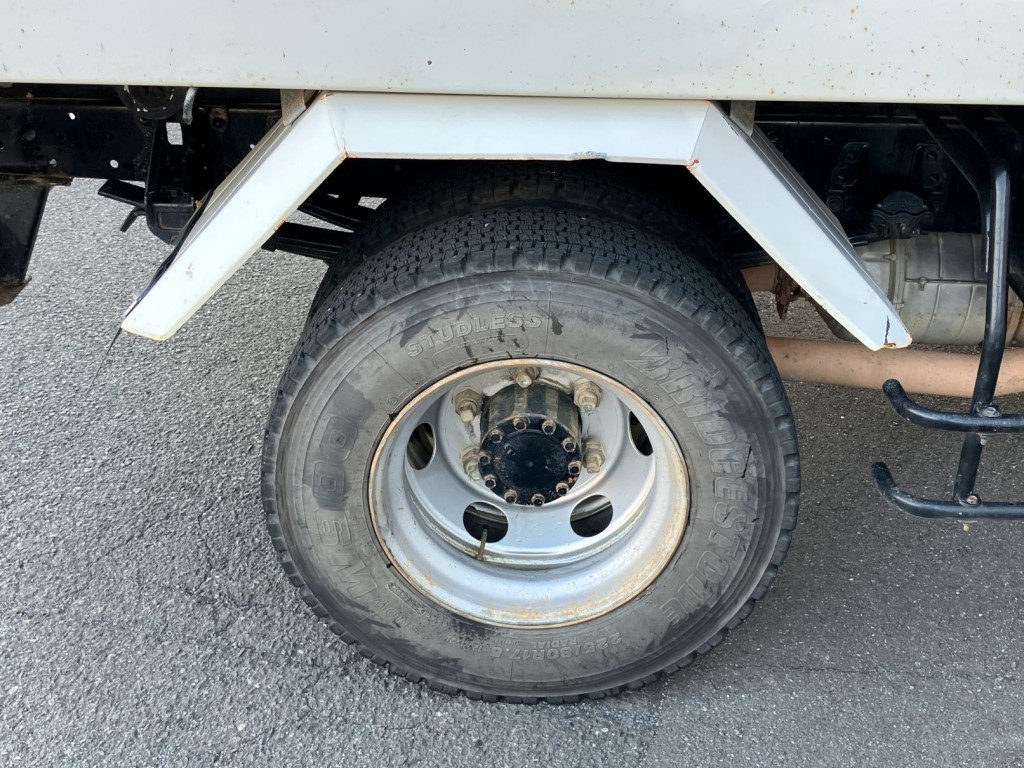 運転席側リヤフェンダーにキズ・サビ・少し曲がりがあります。|いすゞ フォワード TKG-FRR90S1(2WD)の写真48