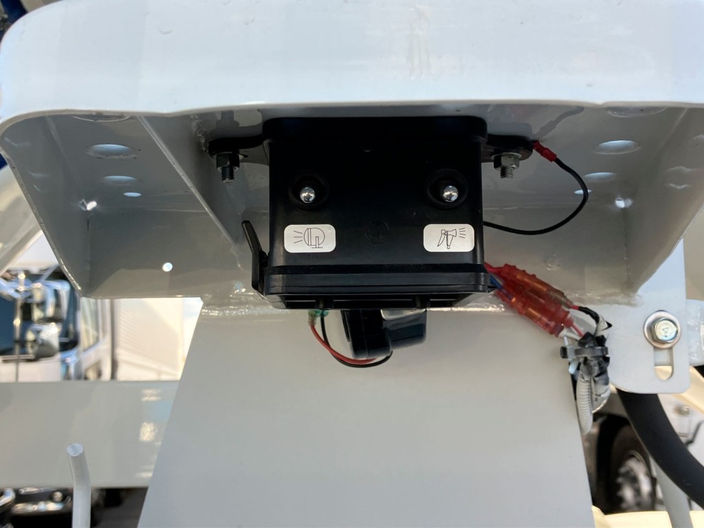 作業灯及び水ポンプのスイッチです。|三菱 ファイター 2KG-FK72F(2WD)の写真22