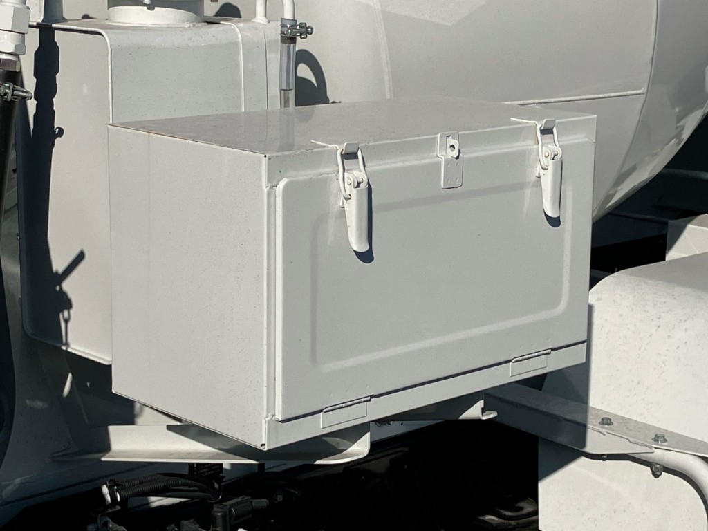 工具箱は鉄製です。|三菱 ファイター 2KG-FK72F(2WD)の写真23