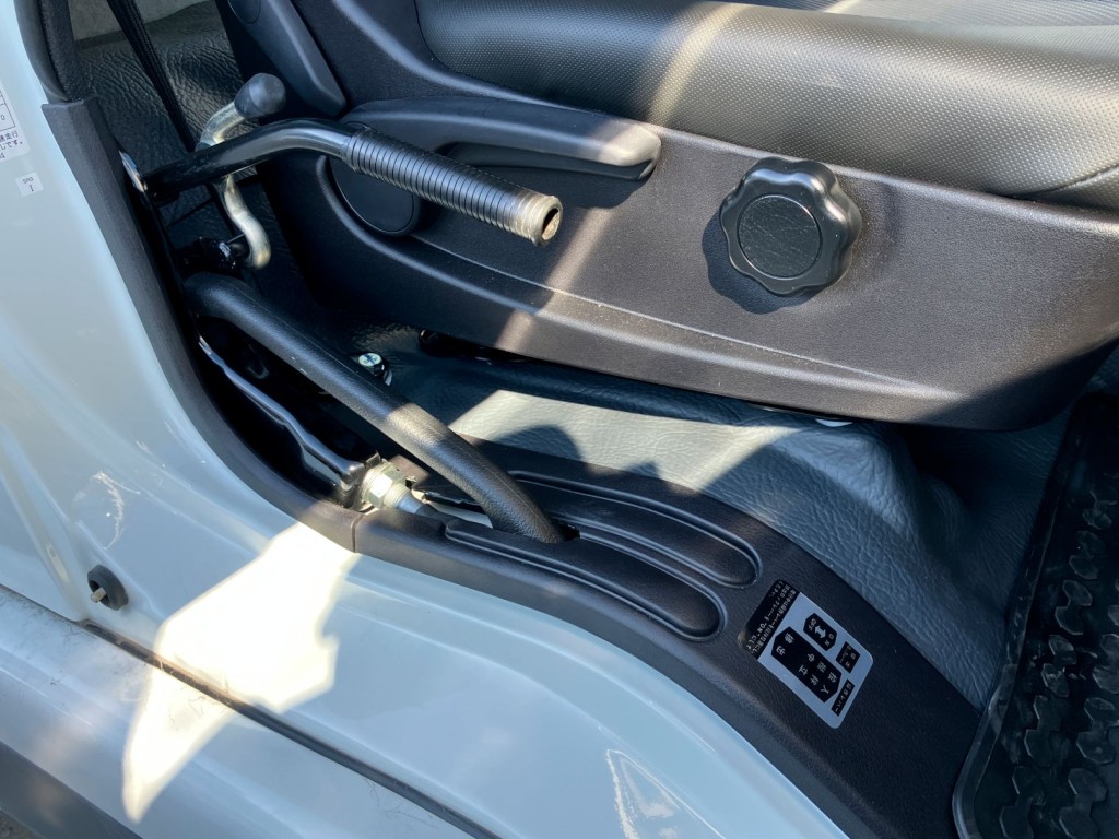 上物の操作レバーです。キャブ側|三菱 ファイター 2KG-FK72F(2WD)の写真31