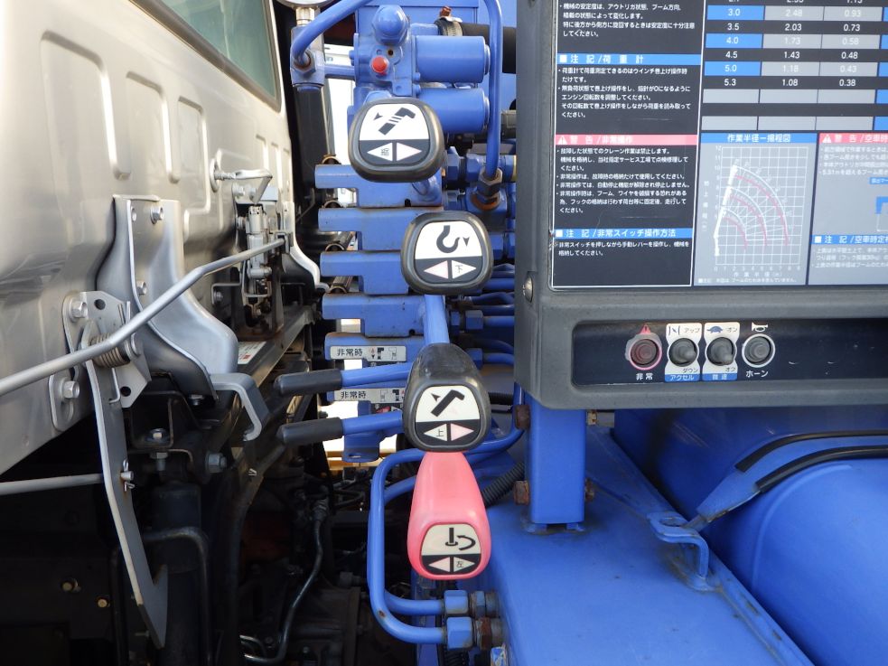 クレーンの操作レバーです。|ニッサンディーゼル コンドル BDG-PK37Cの写真12