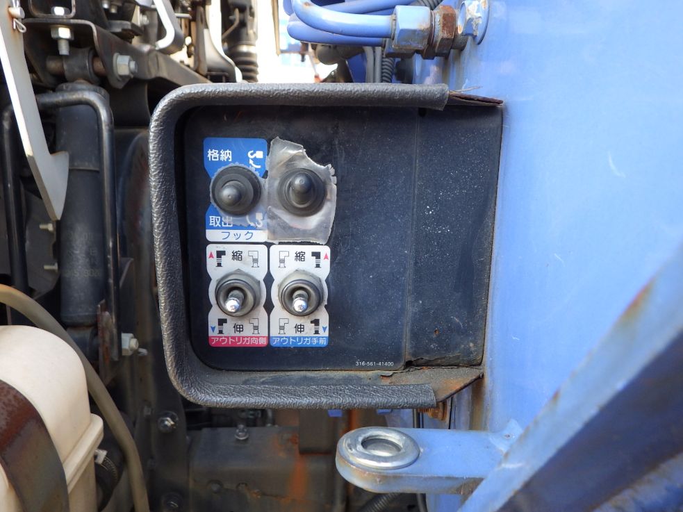アウトリガーの操作スイッチです。|ニッサンディーゼル コンドル BDG-PK37Cの写真13