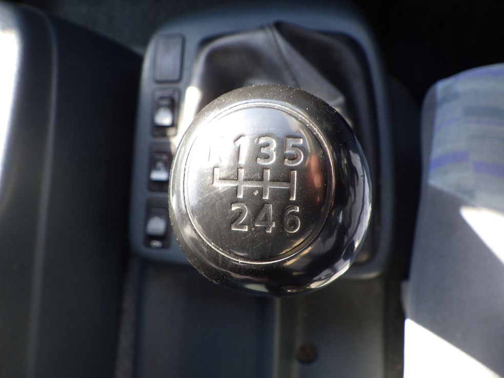 MT６速です。|ニッサンディーゼル コンドル BDG-PK37Cの写真20