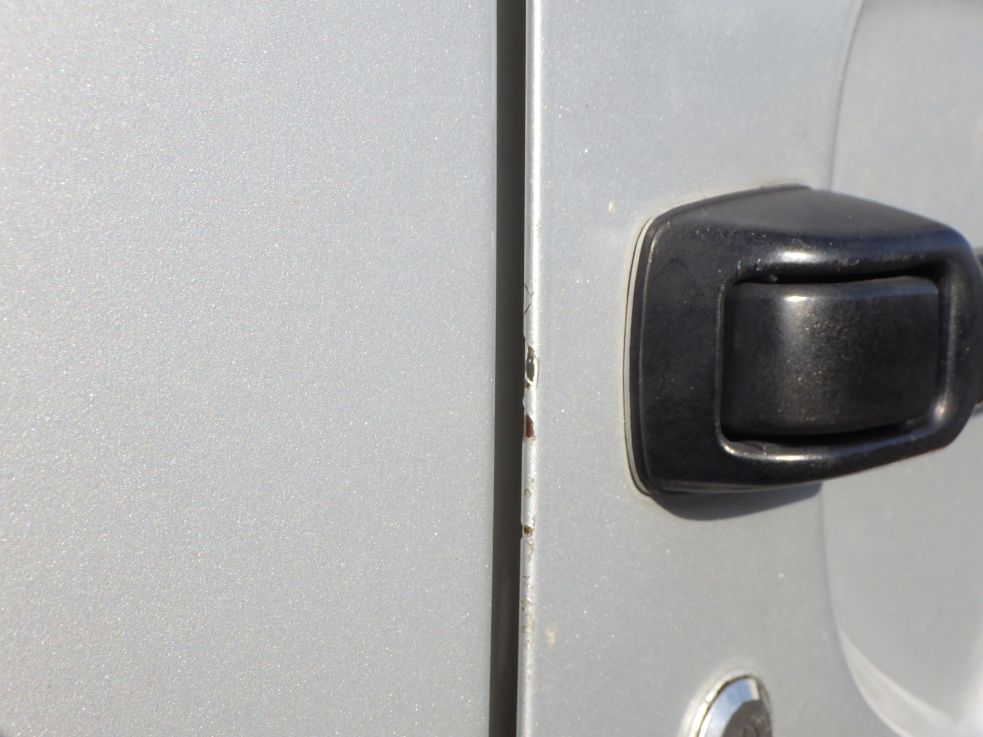 運転席側ドアにキズがあります。(助手席側にもあります)|ニッサンディーゼル コンドル BDG-PK37Cの写真24