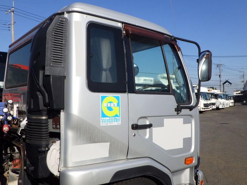 運転席側ドア・クウォーターパネルに塗装跡があります。|ニッサンディーゼル コンドル BDG-PK37Cの写真25