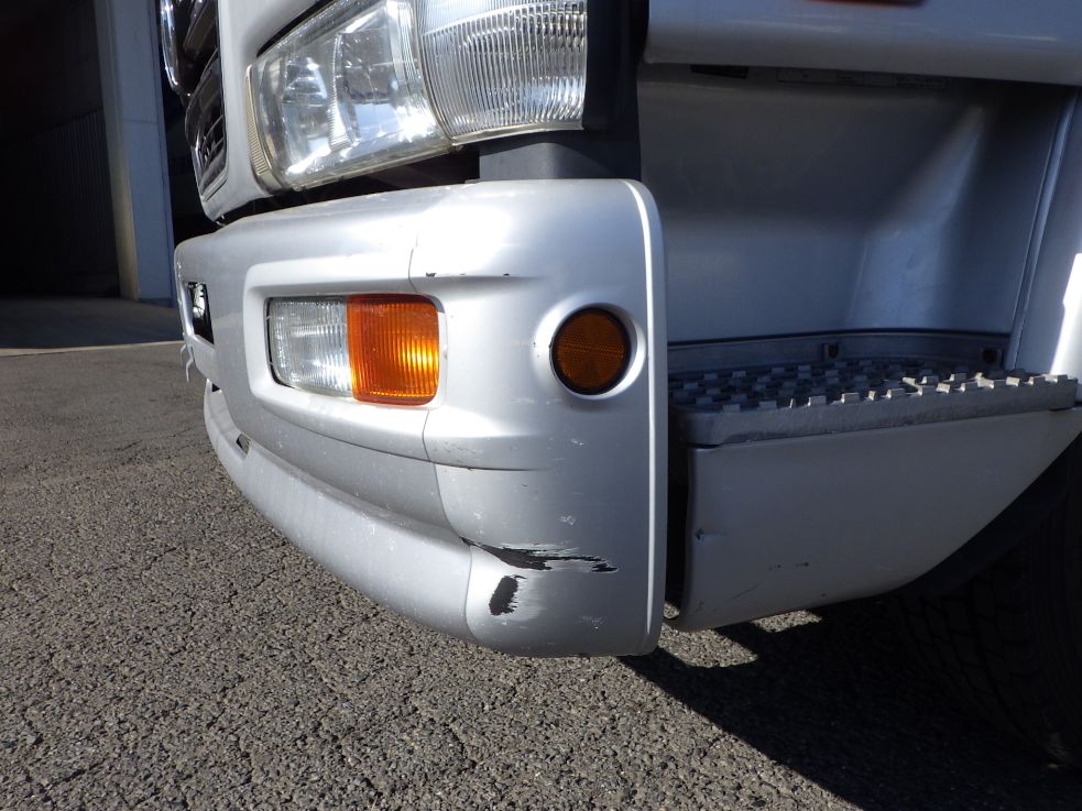 フロントバンパーの助手席側にキズがあります。|ニッサンディーゼル コンドル BDG-PK37Cの写真29