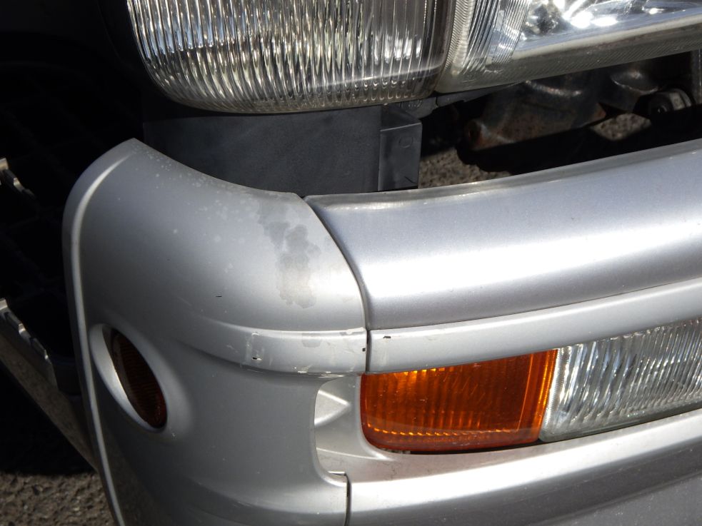 フロントバンパーの運転席側に塗装の剝がれがあります。|ニッサンディーゼル コンドル BDG-PK37Cの写真30