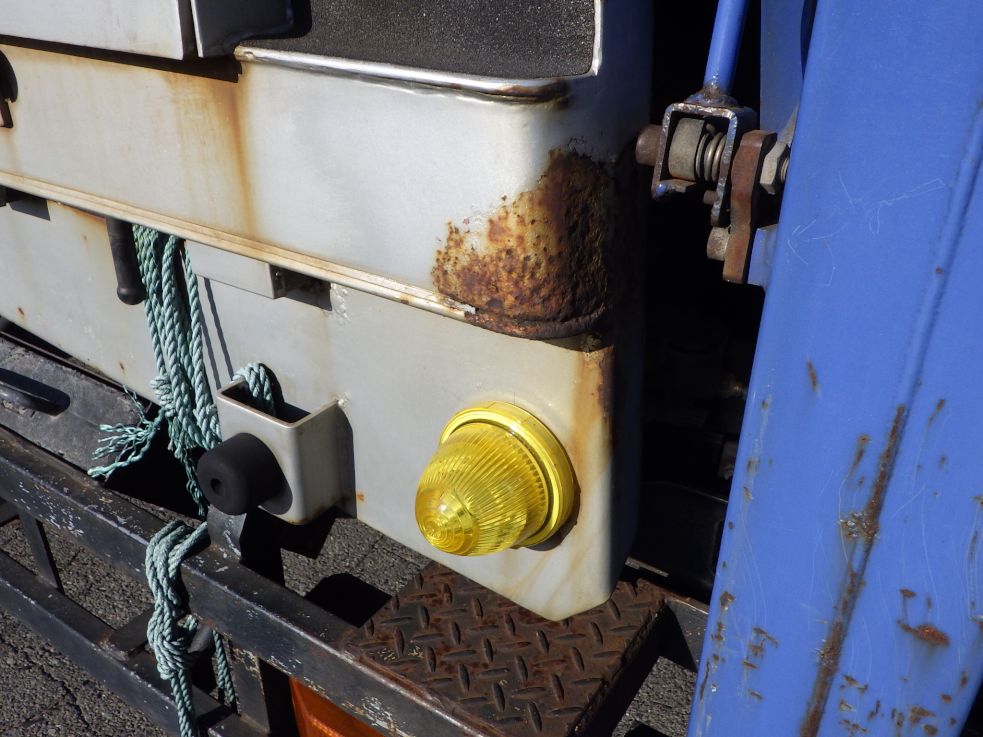 ボディー前方の運転席側にサビがあります。|ニッサンディーゼル コンドル BDG-PK37Cの写真32