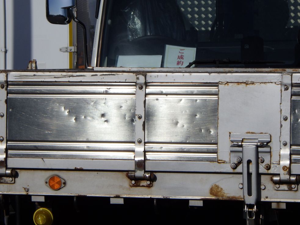 左右のアオリにキズ・サビ・ヘコミがあります。|ニッサンディーゼル コンドル BDG-PK37Cの写真33